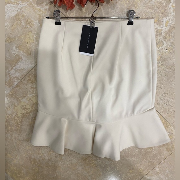 NWT Ivory Zara Pencil skirt with bottom Ruffle - M - Picture 8 of 8